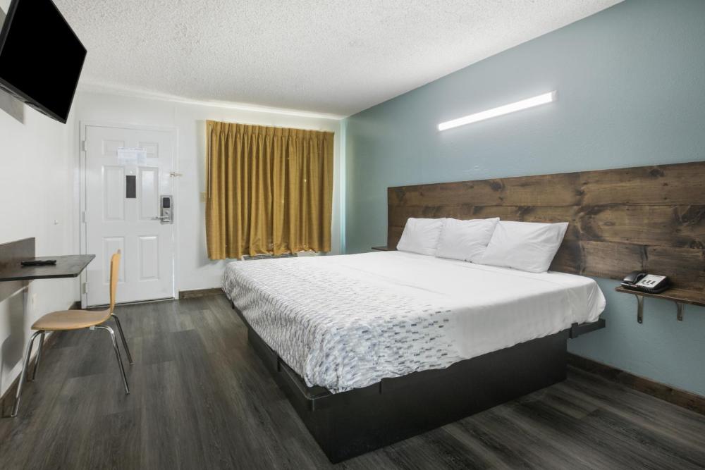 1 King Bed Non Smoking interior